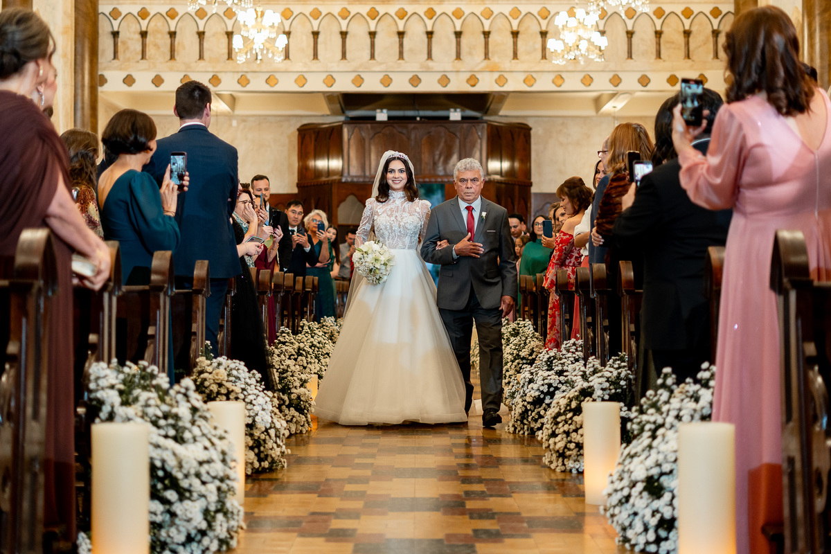 Entrada da noiva Ana Carolina na Igreja Bom Jesus do Cabral, em Curitiba