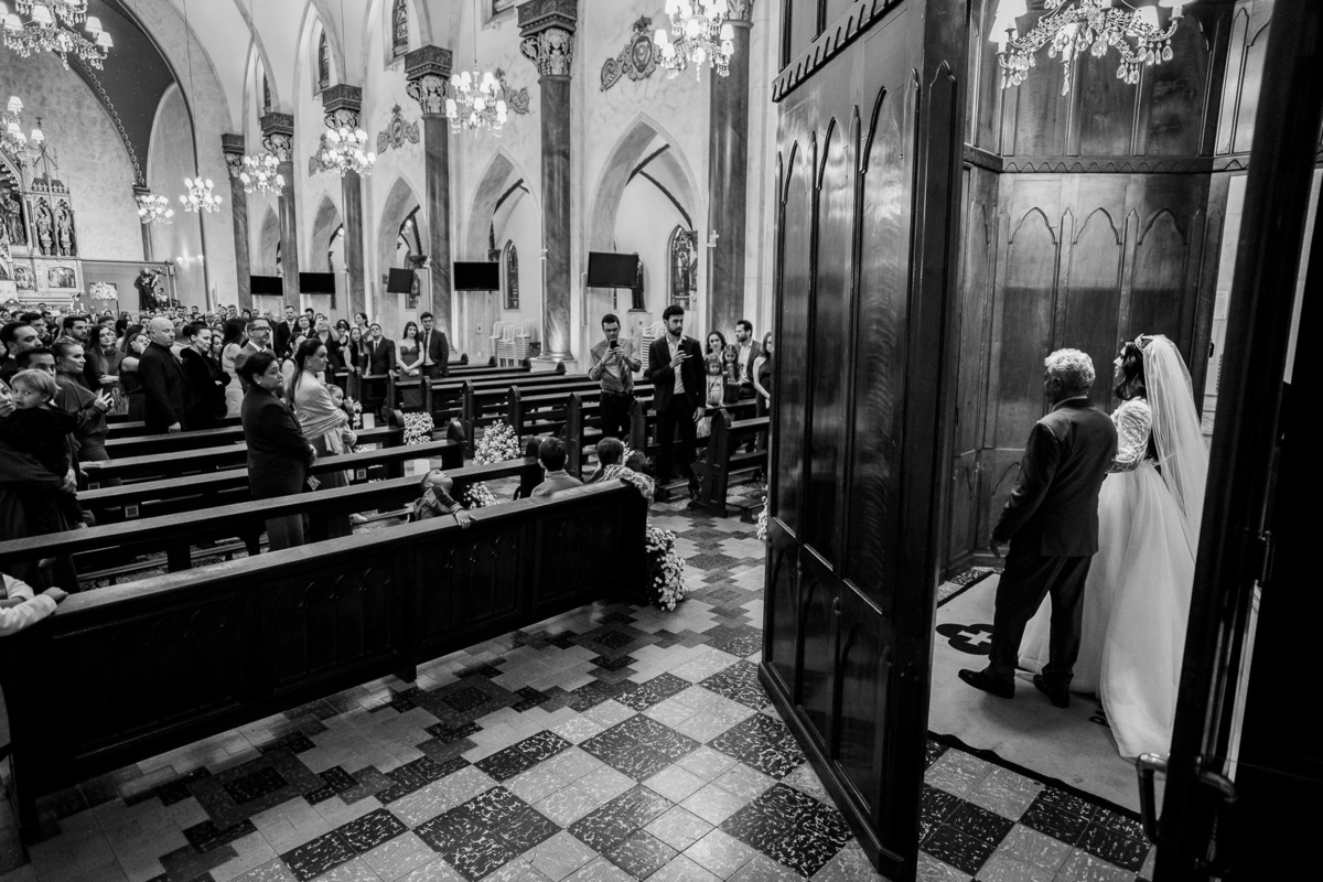 Entrada da noiva Ana Carolina na Igreja Bom Jesus do Cabral, em Curitiba