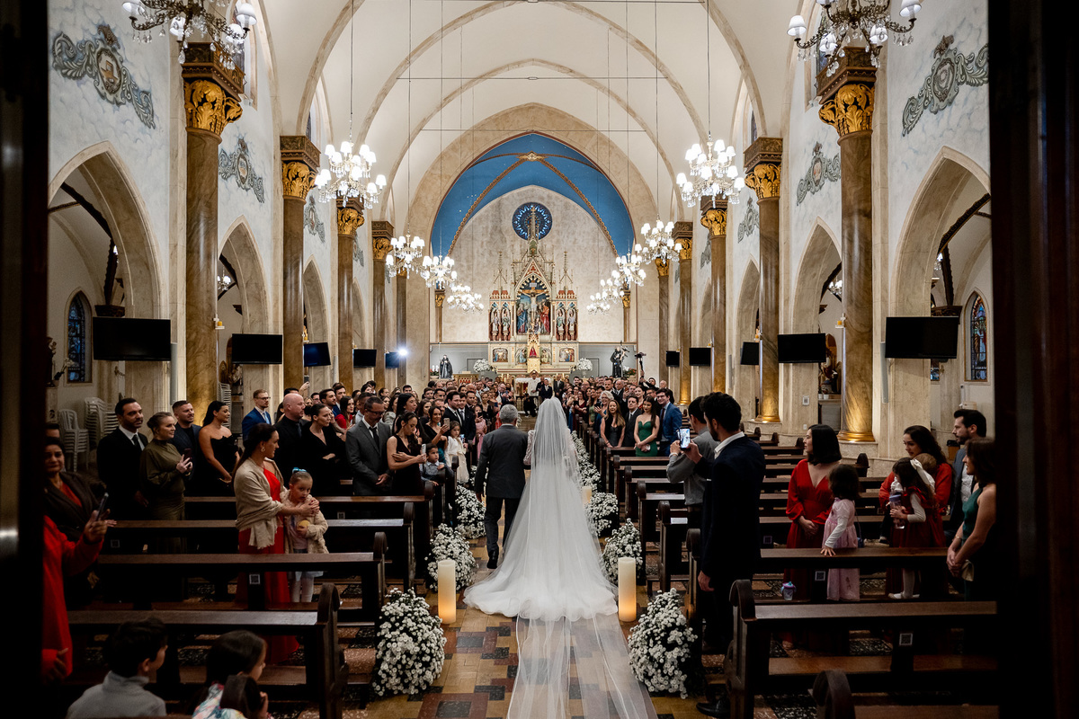 Entrada da noiva Ana Carolina na Igreja Bom Jesus do Cabral, em Curitiba