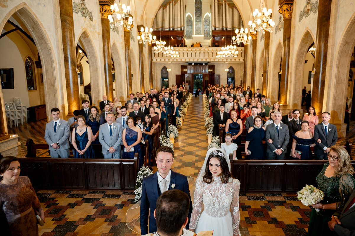 Cerimônia de casamento de Ana Carolina e Leonardo na Igreja Bom Jesus do Cabral