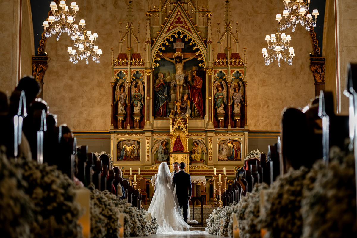 Cerimônia de casamento de Ana Carolina e Leonardo na Igreja Bom Jesus do Cabral