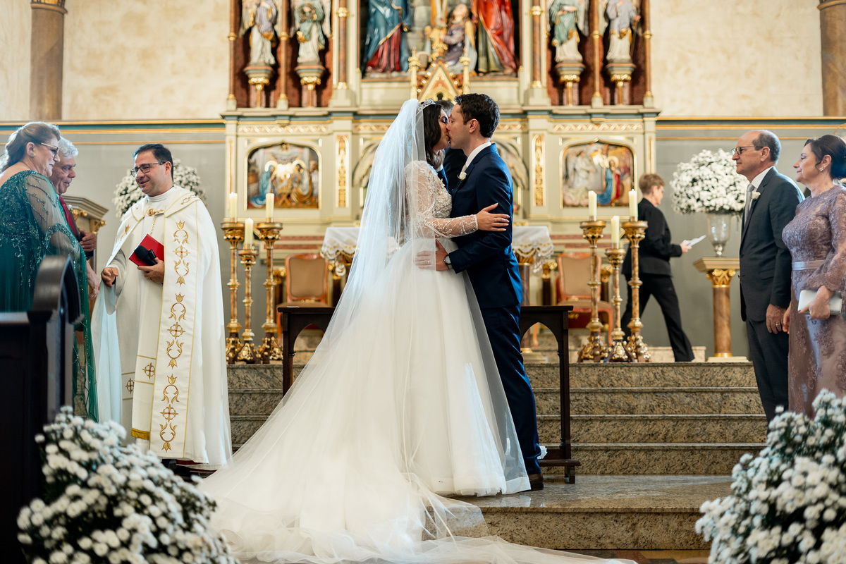 Cerimônia de casamento de Ana Carolina e Leonardo na Igreja Bom Jesus do Cabral