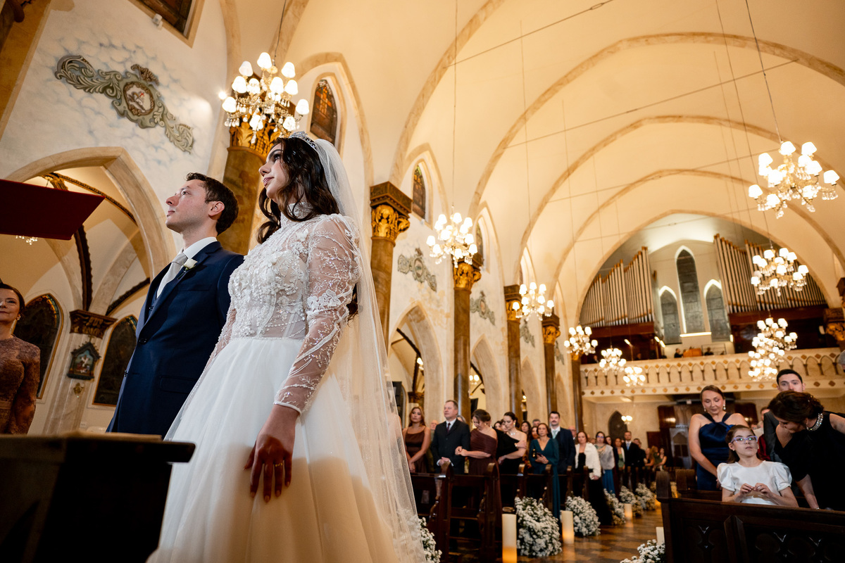 Cerimônia de casamento de Ana Carolina e Leonardo na Igreja Bom Jesus do Cabral