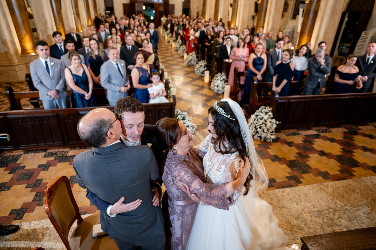 Cerimônia de casamento de Ana Carolina e Leonardo na Igreja Bom Jesus do Cabral