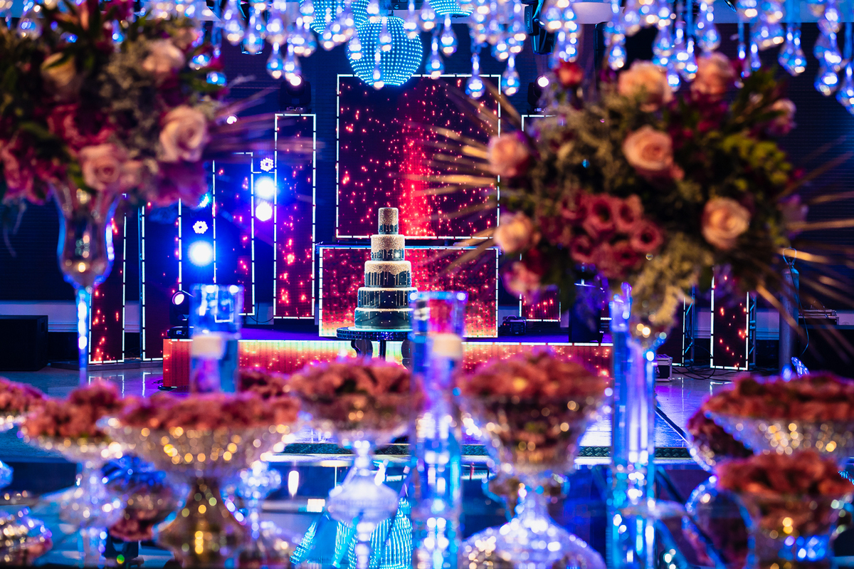 Foto Da Mesa de doces da festa de quinze anos da Luíza Zanello no Dúnia City Hall em Brasília - DF. 