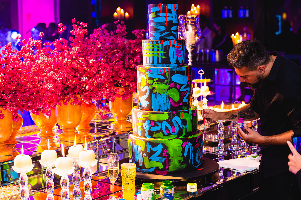 Foto da Mesa do Bolo da Festa de Quinze Anos da Júlia Graziani. 