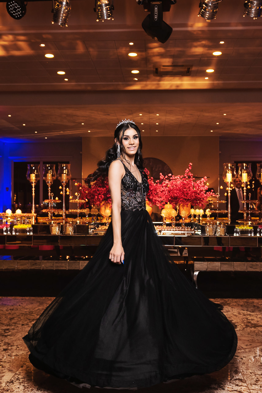 Foto do Vestido de Valsa da Festa de Quinze Anos da Júli Graziani no Salão de Festas. 