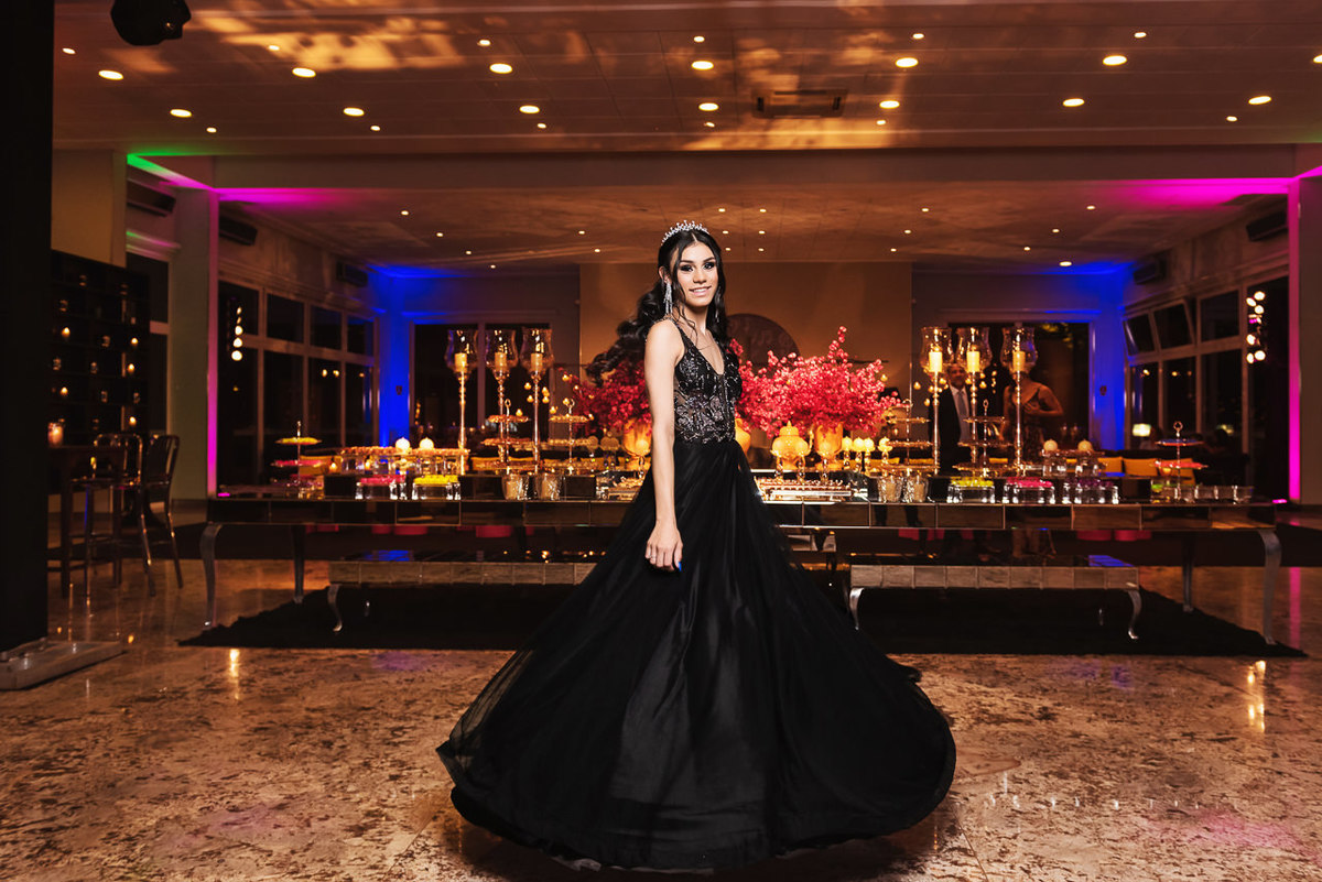 Foto do Vestido de Valsa da Festa de Quinze Anos da Júli Graziani no Salão de Festas. 