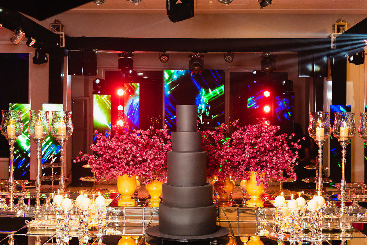 Foto da Mesa do Bolo da Festa de Quinze Anos da Júlia Graziani fotografada no Espaço Contemporâneo Park em Brasília por Rafael Steffen Fotografia.