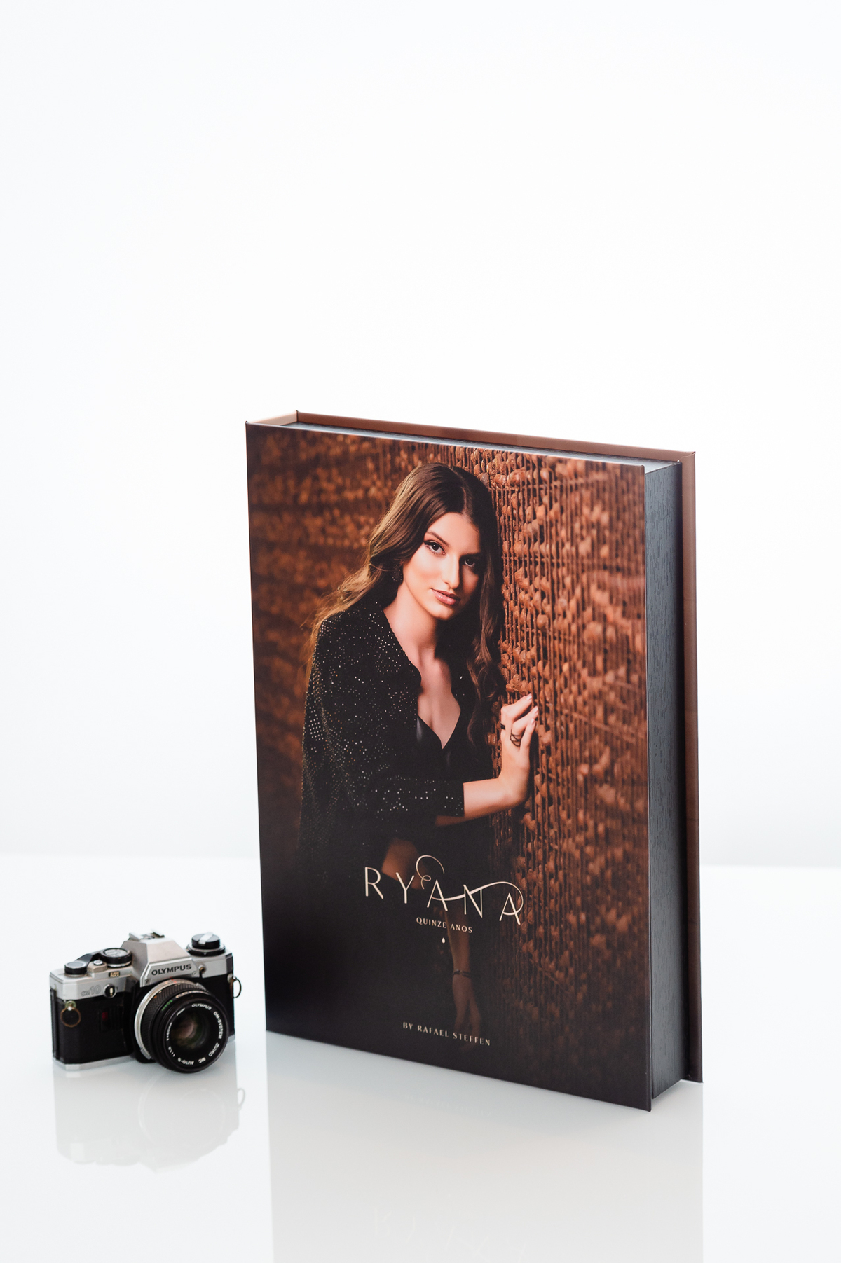 Foto do álbum impresso do ensaio de 15 anos da Ryana em Brasília, Df fotografado por Rafael Steffen Fotografia.