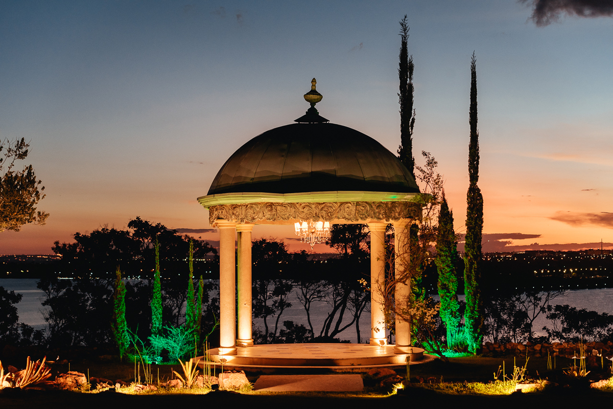Foto do gazebo do Villa Giardini durante o pôr do Sol em Brasília DF.