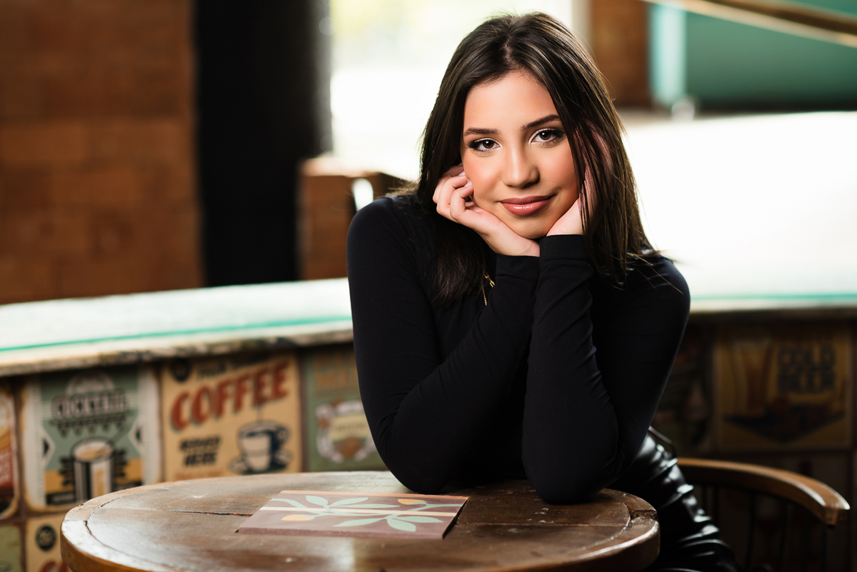 Foto da Amanda em seu ensaio de quinze anos realizado no Villa Giardini em Brasília, DF