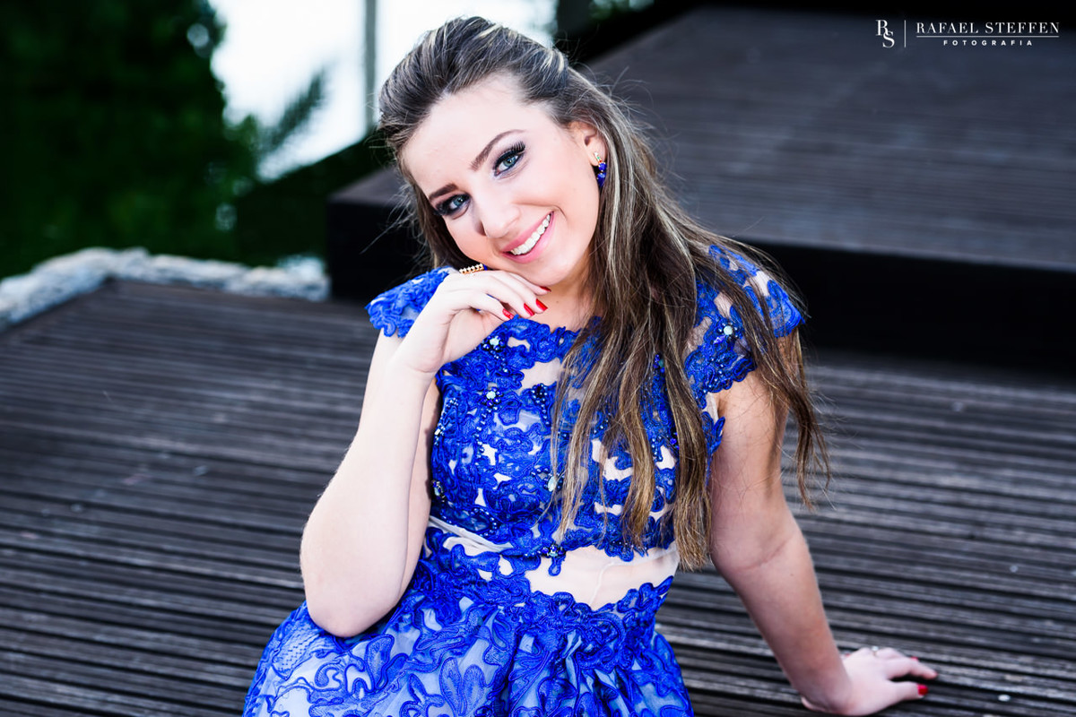 Fotografia Ensaio de 15 Anos da Laura sorrindo no Deck de Madeira do Lago Sul em Brasília DF