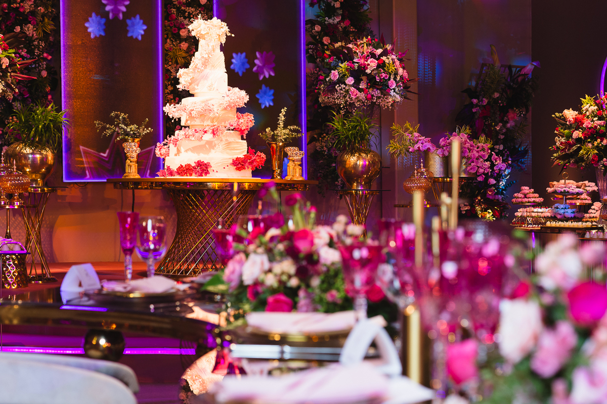 Foto da mesa reservada para a família da festa de quinze anos da Laura decorado por Lorena Lima Peres