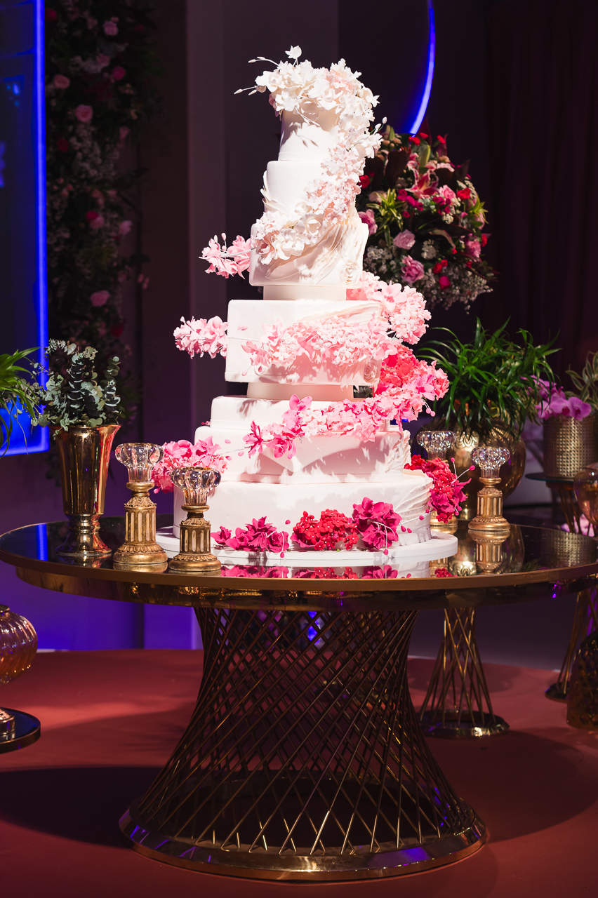 Foto da Mesa do Bolo da Festa de Quinze Anos da Laura decoração pela Lorena Lima Peres.