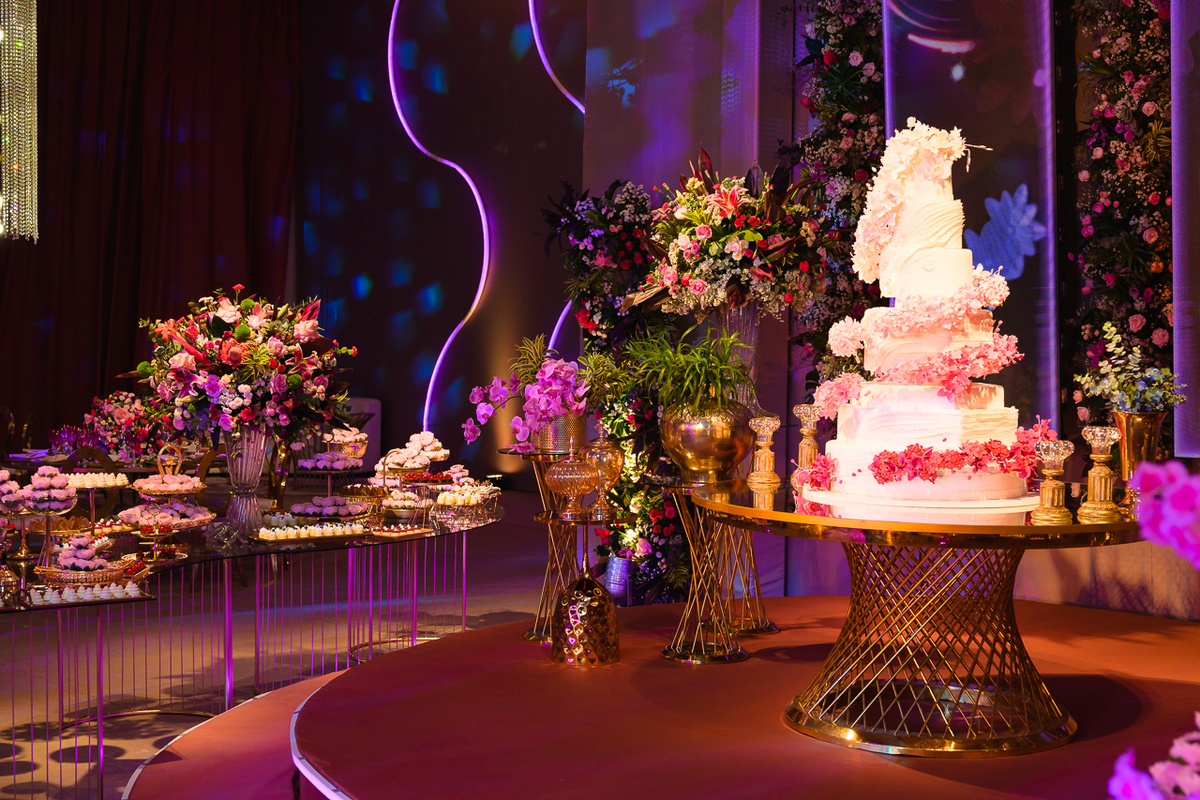 Foto da Mesa do Bolo da Festa de Quinze Anos da Laura fotografado por Rafael Steffen Fotografia no Espaço Monumental em Brasília DF.