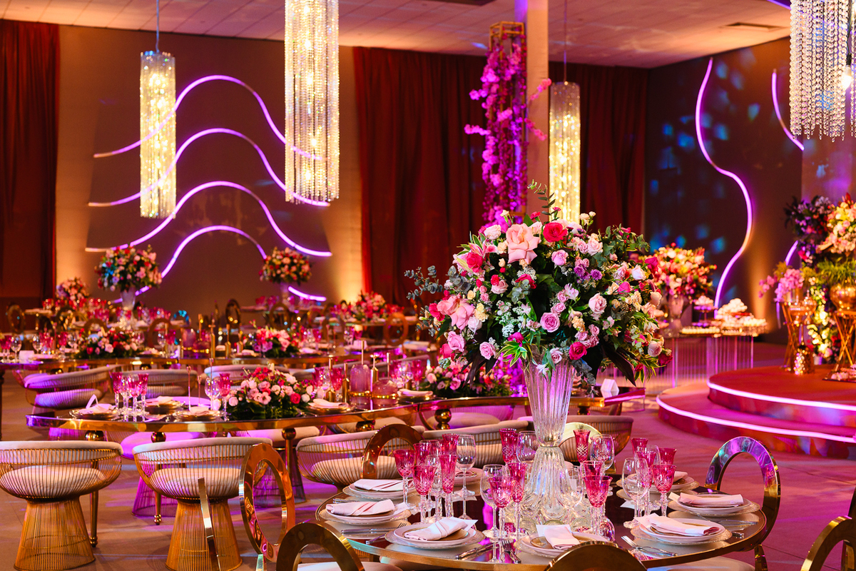 Foto das mesas do aniversário de quinze anos da Laura realizado no Espaço Monumental em Brasília decorado pela Lorena Lima Peres.