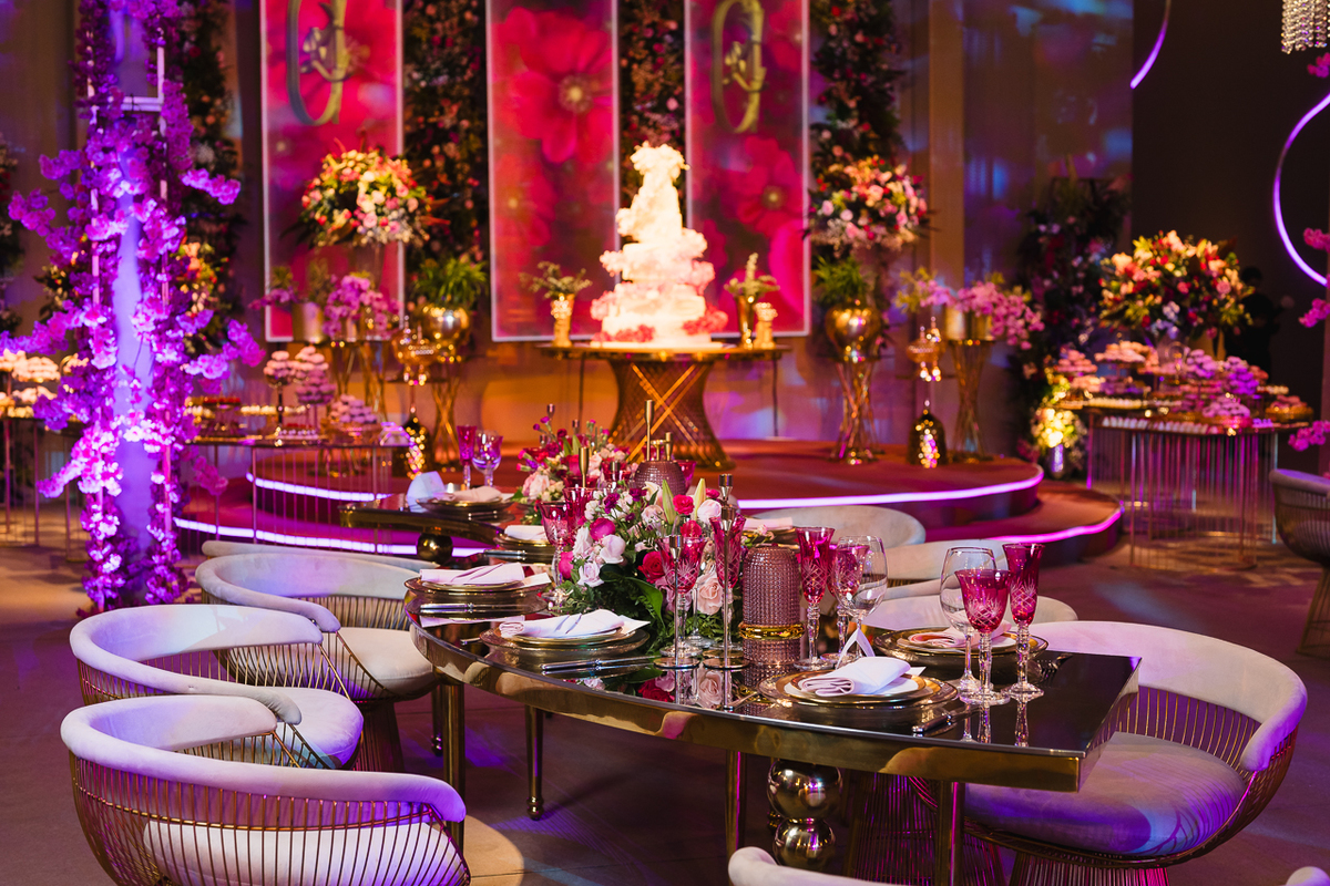 Foto da mesa reservada para a família da festa de quinze anos da Laura decorado por Lorena Lima Peres