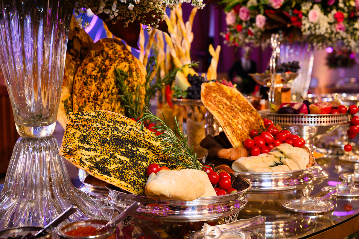 Foto da mesa de frios da festa de quinze anos da Laura Macedo realizada no espçao Monumental em Brasília por Rafael Steffen Fotografia.