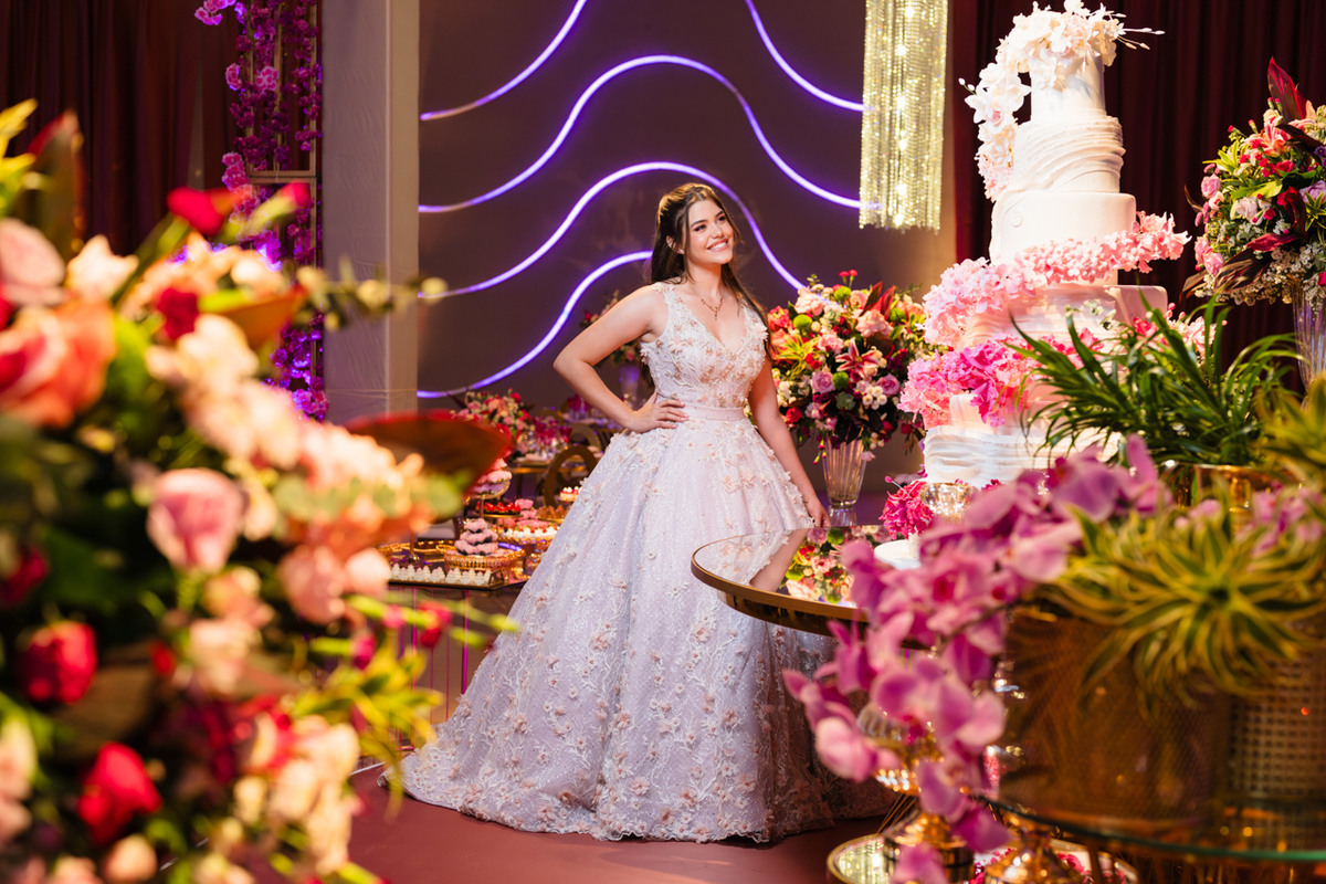 Foto da Laura na Mesa do Bolo na sua festa de quinze anos realizada no Espaço Monumental em Brasília fotografada por Rafael Steffen Fotografia