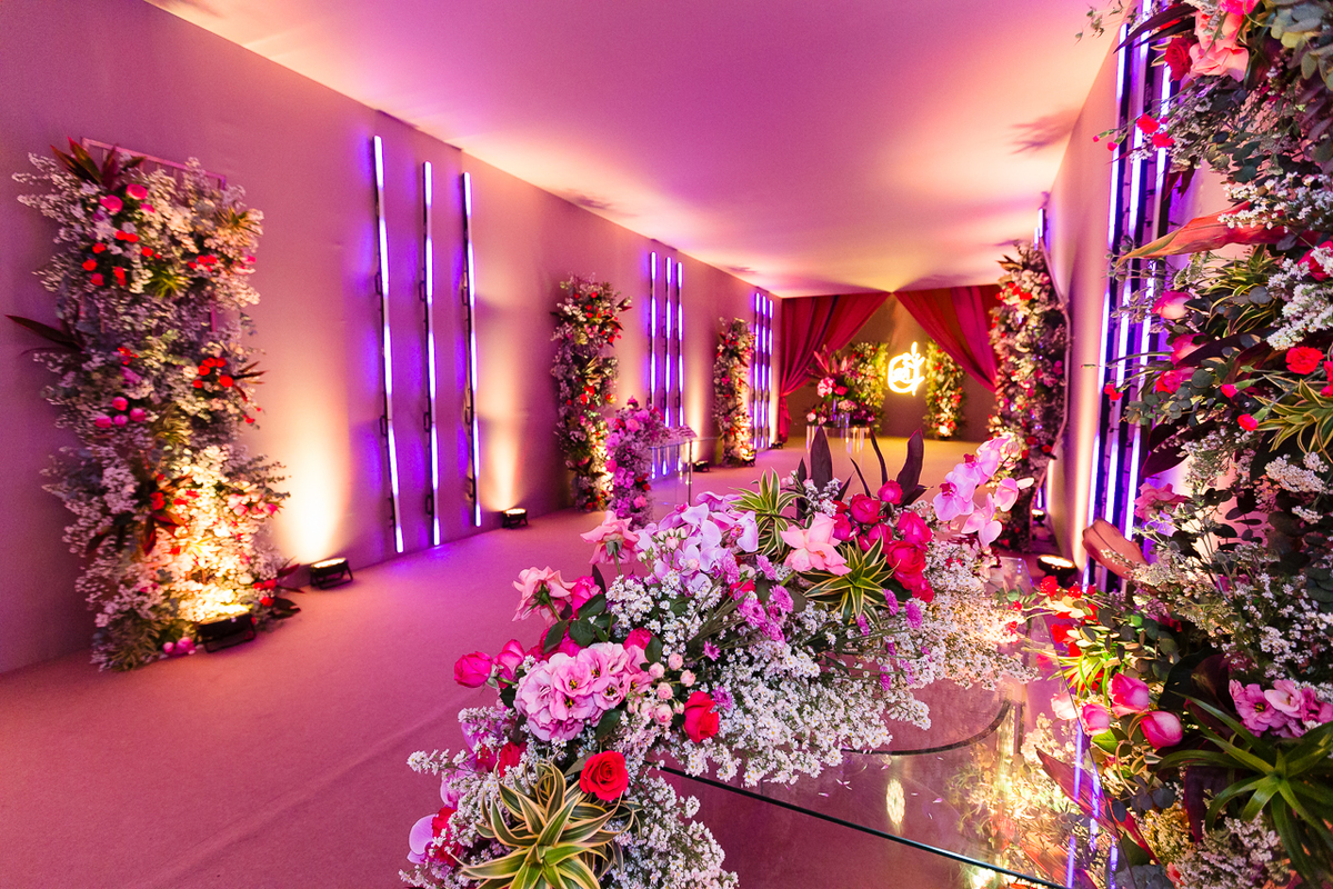 Foto da entrada do salão de festa Espaço Monumental em Brasília decorado para a festa de quinze anos da Laura.