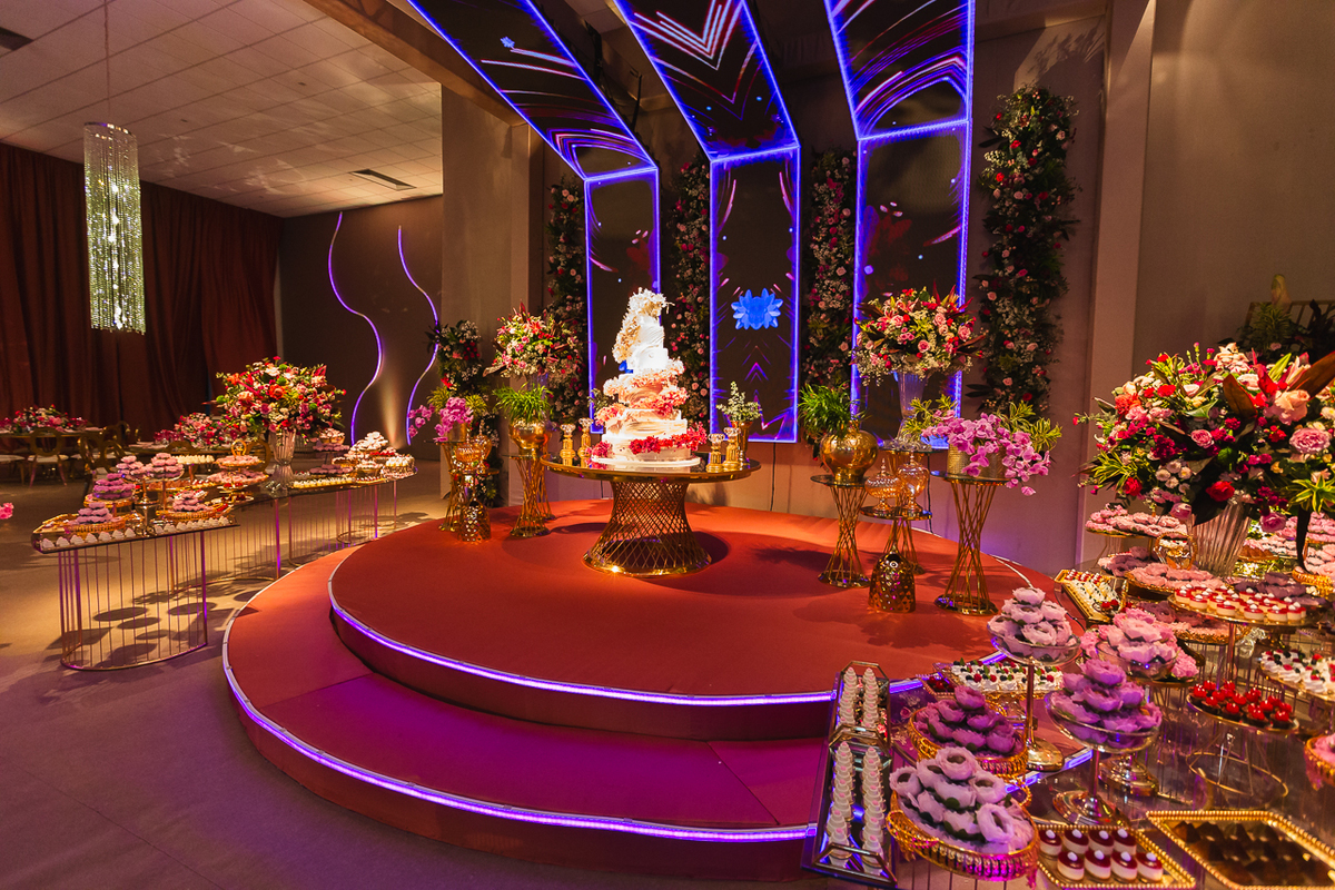 Foto da Mesa do Bolo da Festa de quinze anos da Laura decorado por Lorena Lima Peres e fotografado por Rafael Steffen Fotografia