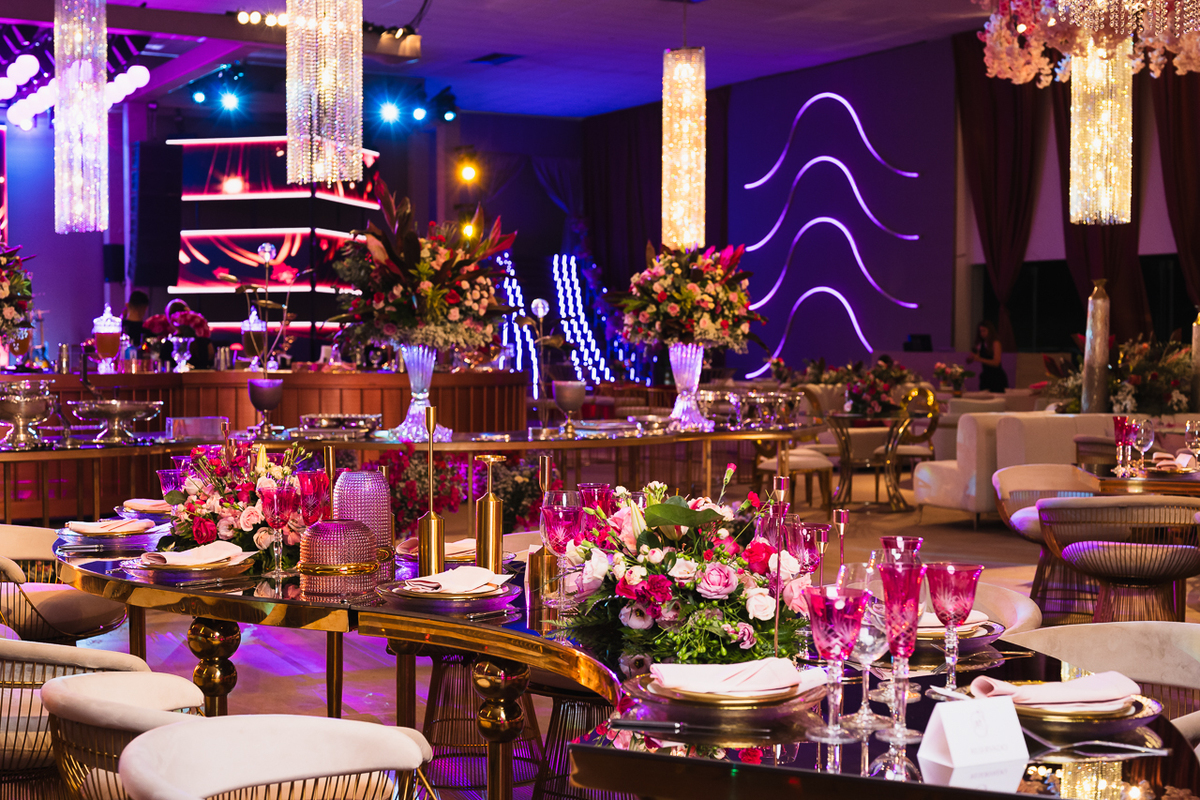 Foto da Mesa da Família da Festa de Quinze Anos da Laura Macedo realizada no Espaço Monumental de Brasília decorado pela Decoradora Lorena Lima Peres