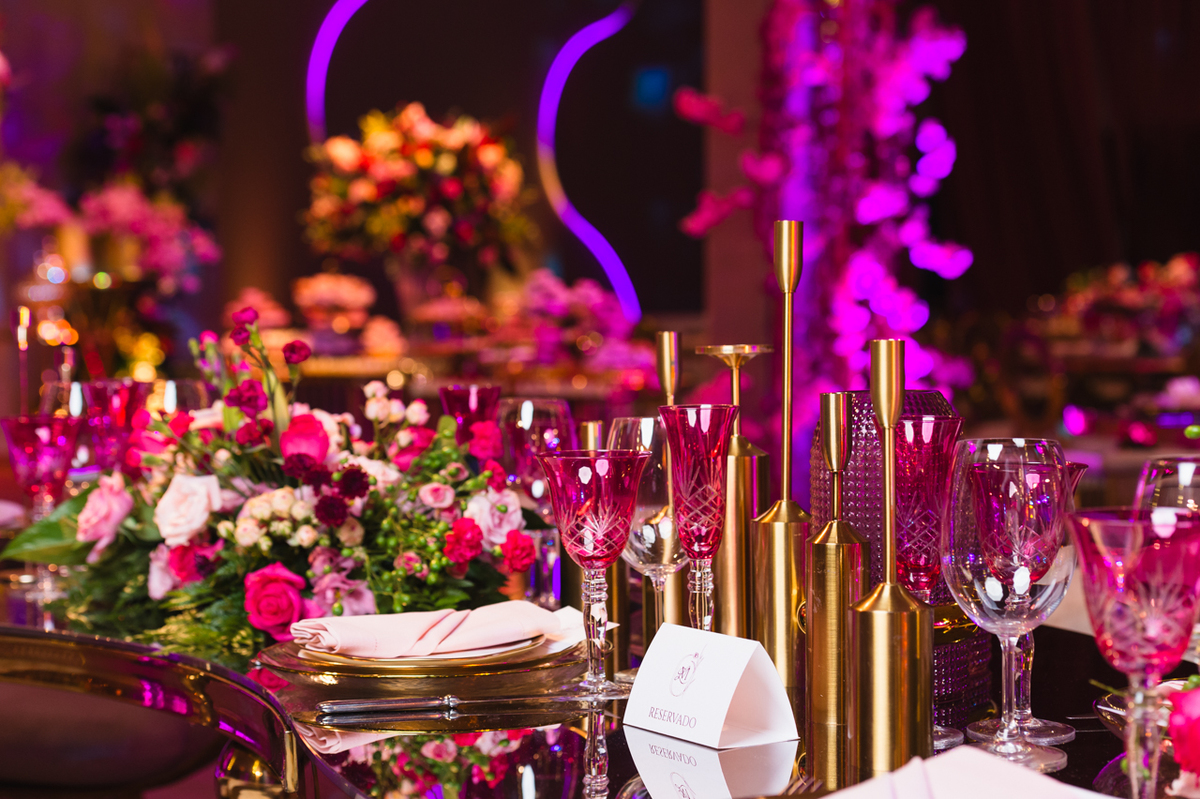 Foto da mesa reservada para a família da festa de quinze anos da Laura decorado por Lorena Lima Peres