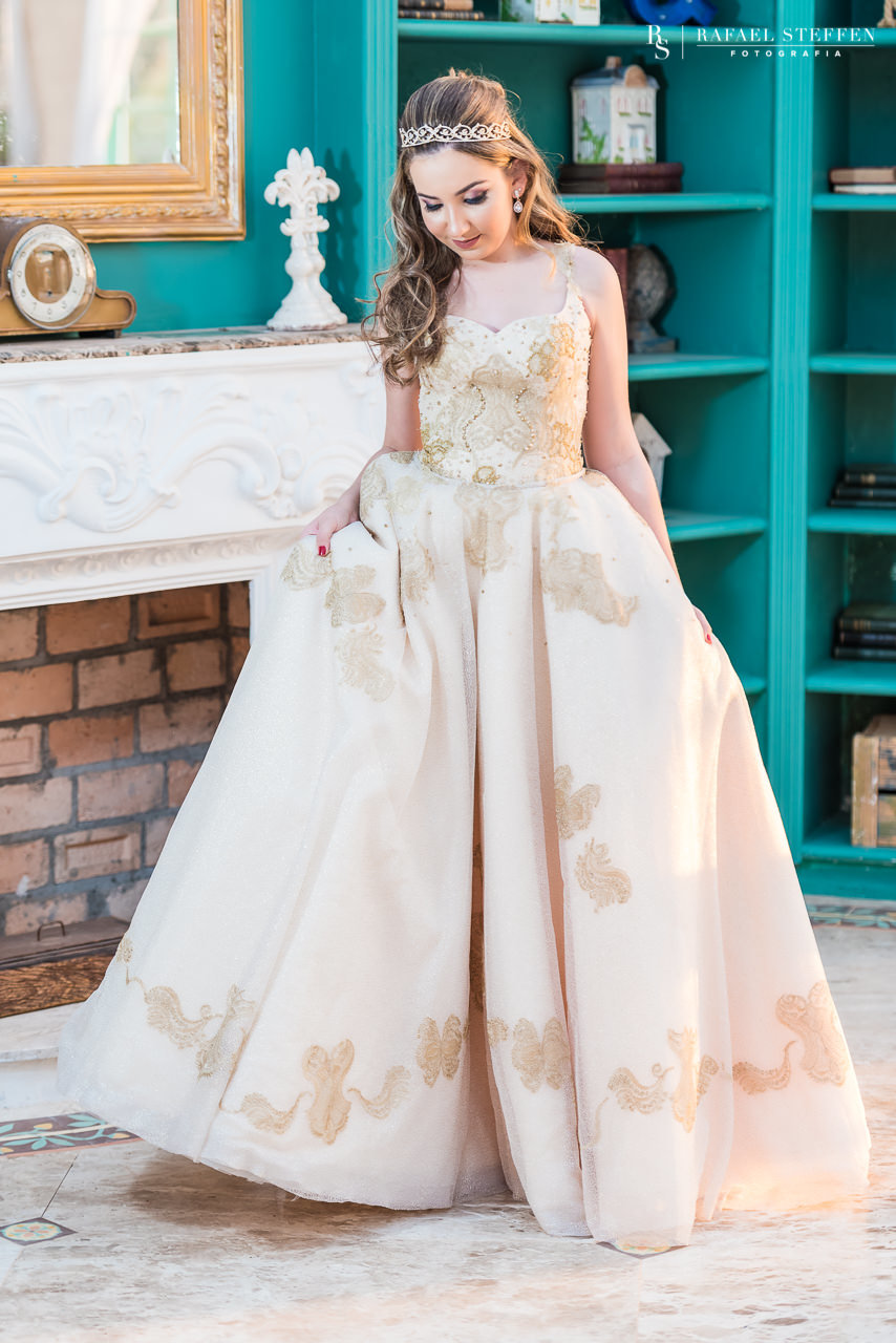 Fotografia do Vestido de 15 Anos do Ateliê Maria Virgínia  no Villa Giardini em Brasília fotografado por Rafael Steffen. 