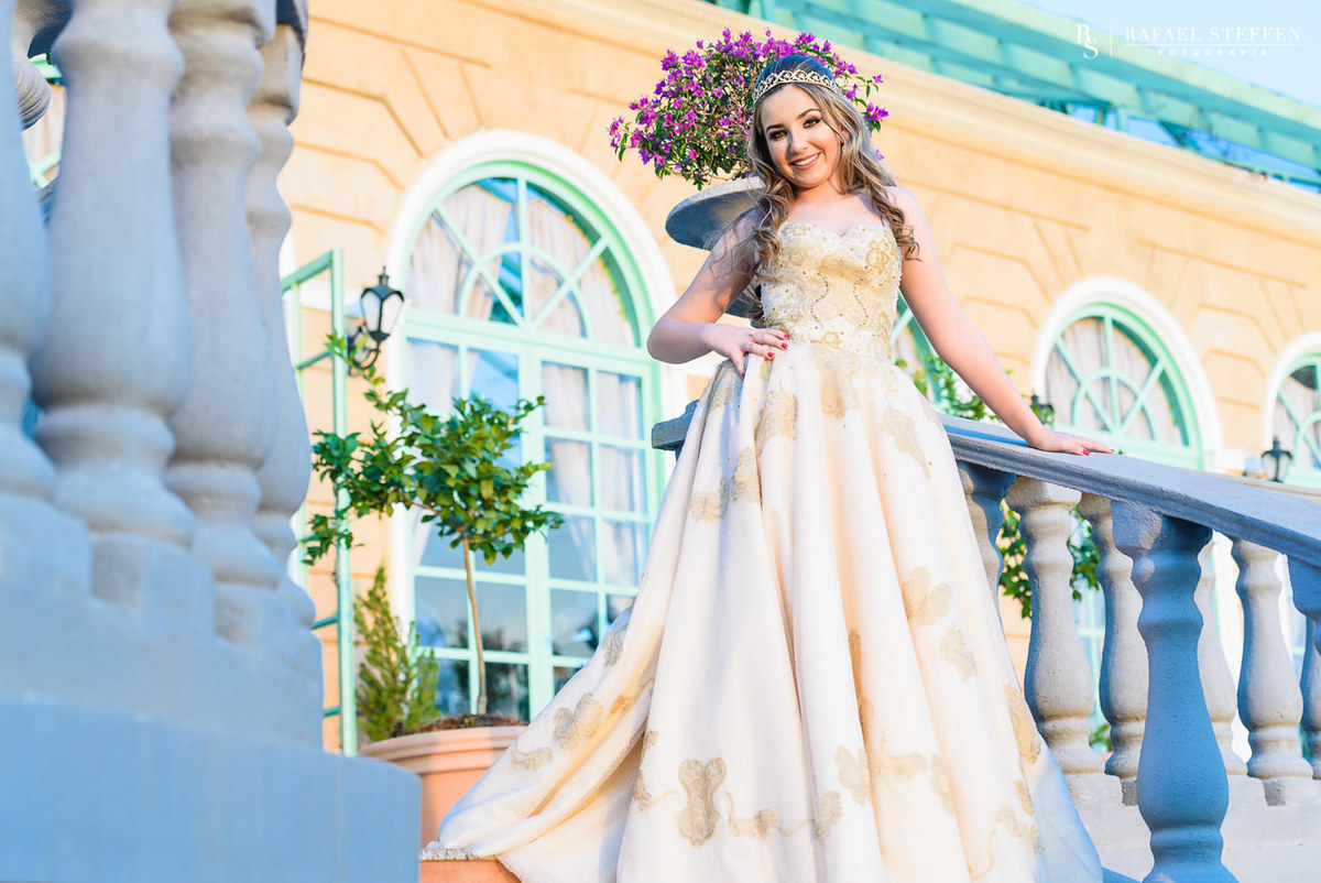 Linda Foto do Ensaio de 15 Anos da Laura no Villa Giardini em Brasília fotografado por Rafael Steffen.