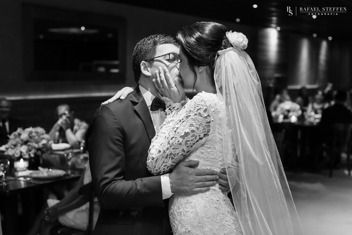 Beijo dos Noivos no casamento de Anny e Marlon celebrado no restaurante Coco Bambu do Lago Sul fotografado por Rafael Steffen.