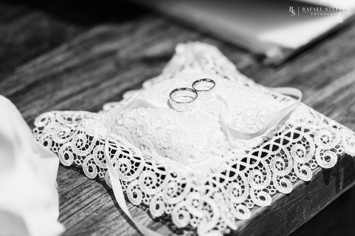 Foto detalhe das alianças dos noivos Anny e Marlon durante a cerimônia de casamento no restaurante Coco Bambu do Lago Sul fotografado por Rafael Steffen Fotografia.