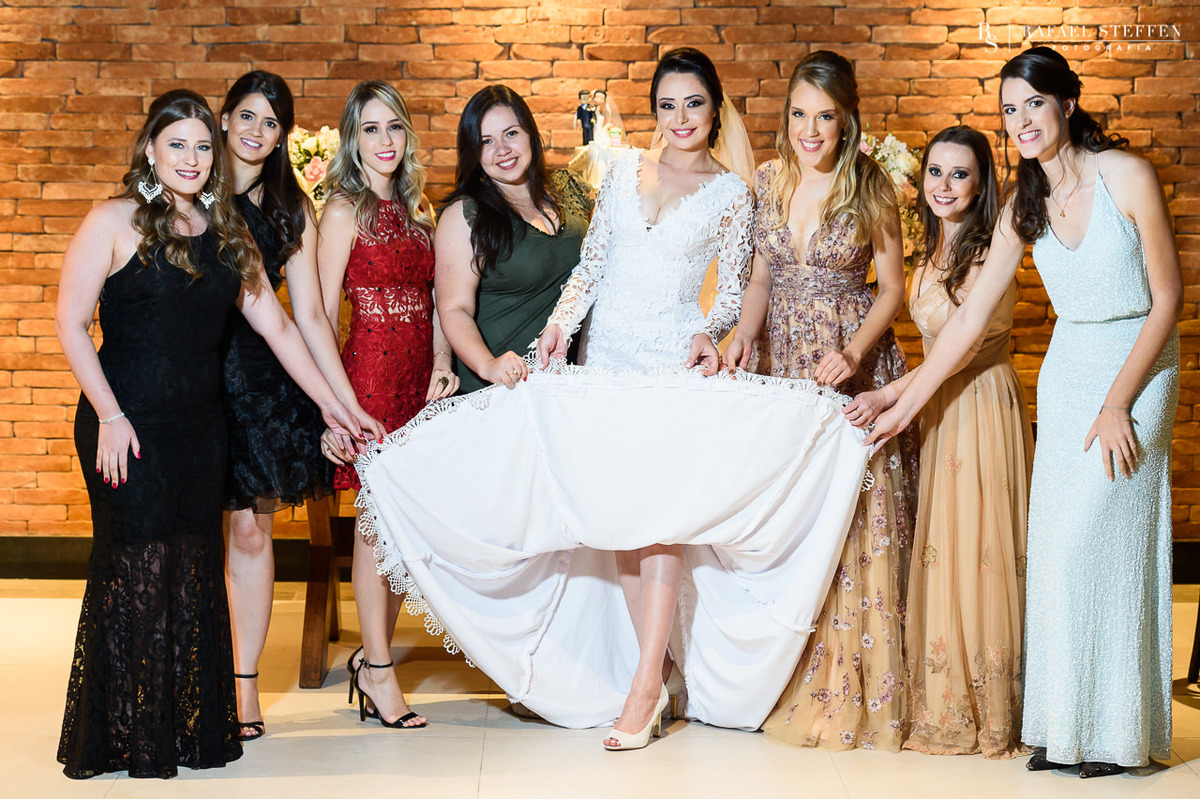 Amigas e noiva posam para sessão de fotos do casamento de Anny e Marlon em Brasília no restaurante Coco Bambu fotografado por Rafael Steffen Fotografia.