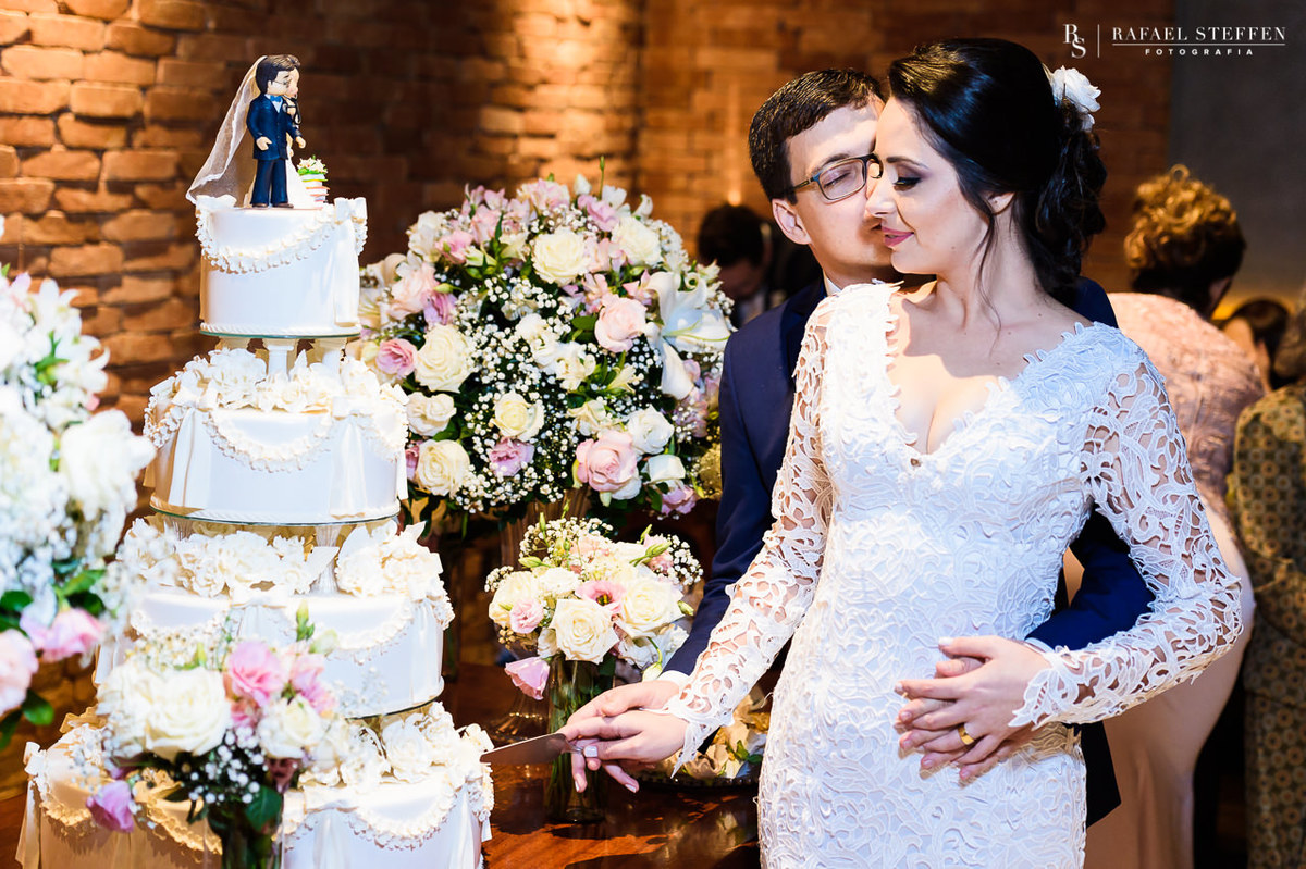 Foto do corte do bolo de casamento de Anny e Marlon no restaurante Coco Bambu em Brasília fotografado por Rafael Steffen.