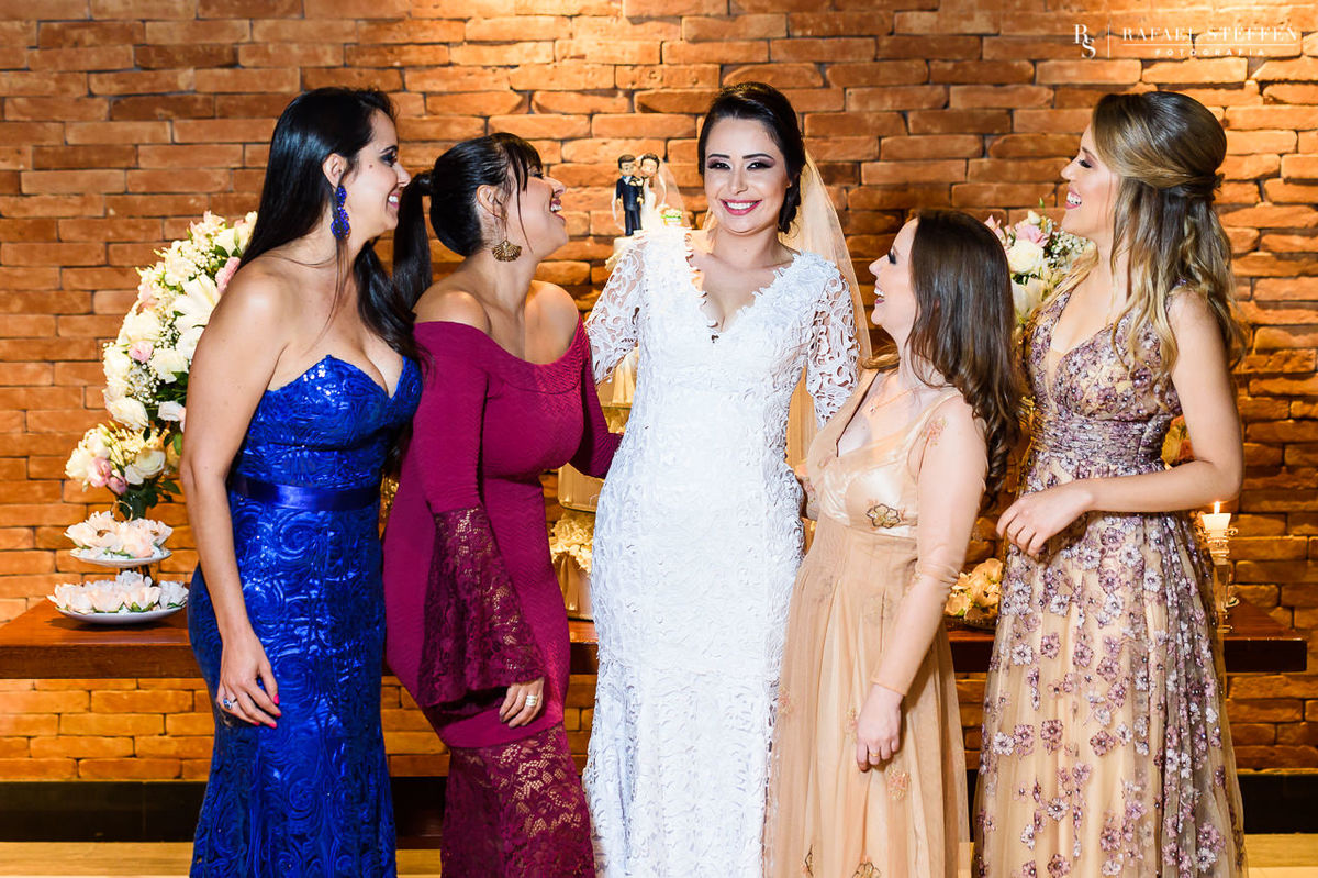 Madrinhas e noiva rindo durante sessão de fotos do casamento de Anny e Marlon em Brasília no restaurante Coco Bambu fotografado por Rafael Steffen Fotografia.