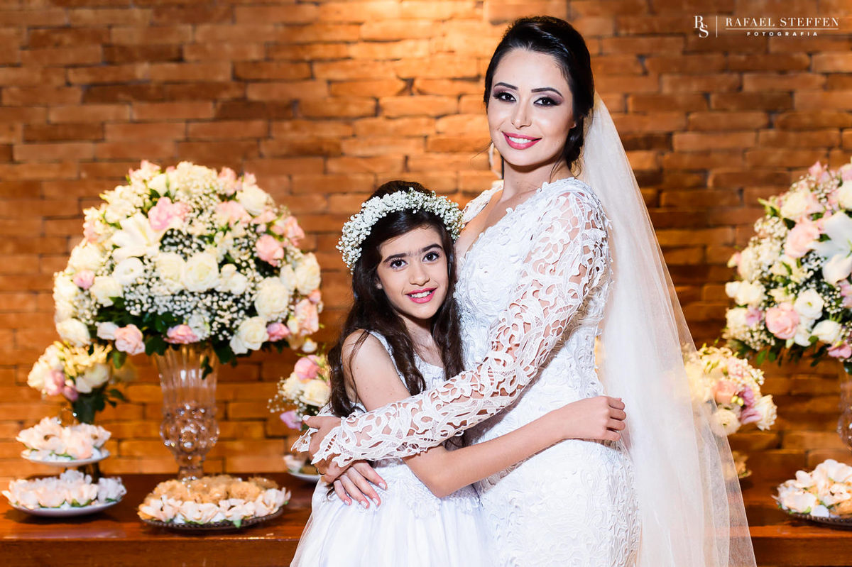 Noiva e irmã se abraçam durante casamento de Anny e Marlon no Coco Bambu em Brasília fotografado por Rafael Steffen.