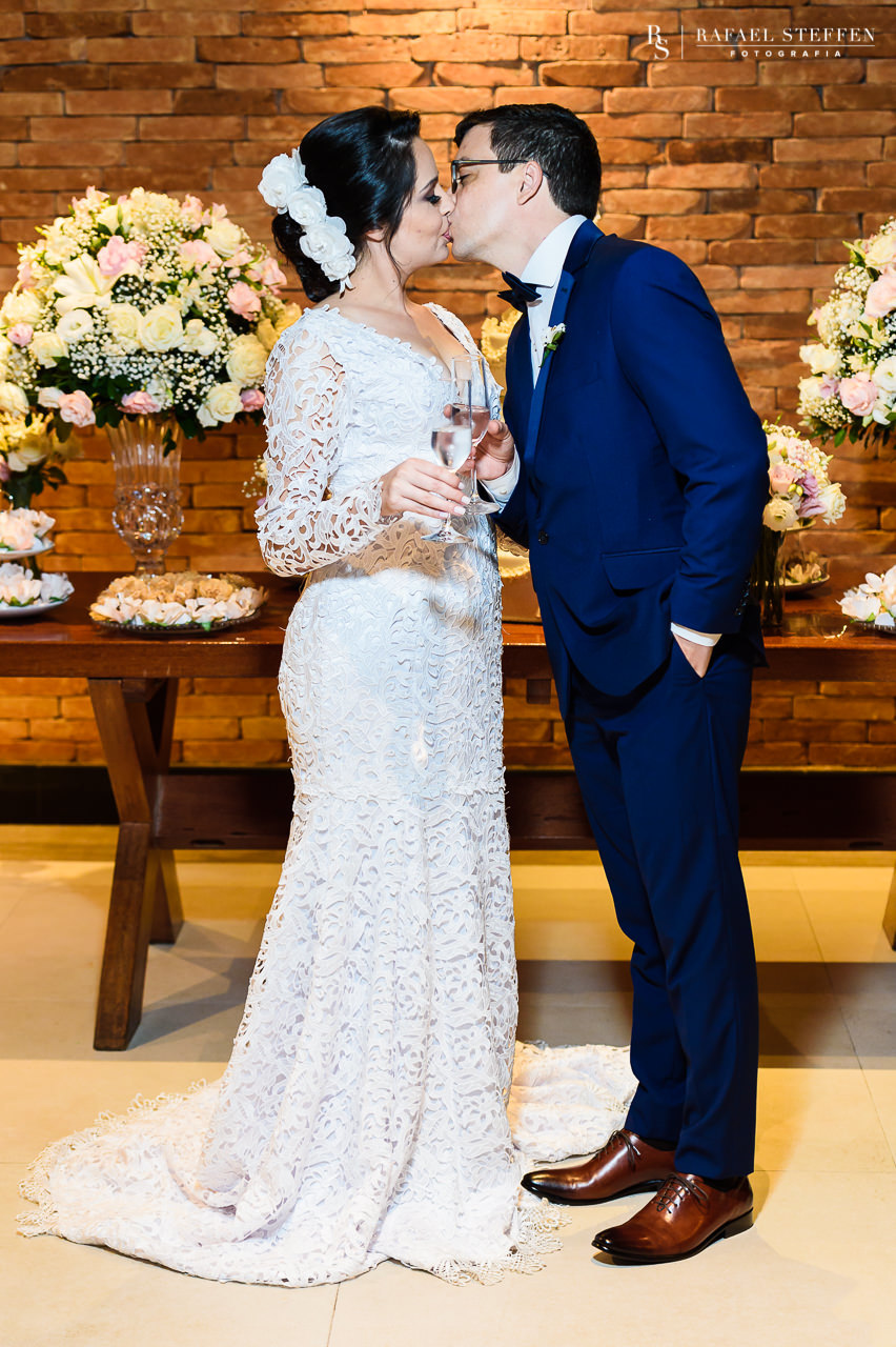 Noiva e Noivo se beijam durante cerimônia de casamento no restaurante Coco Bambu em Brasília fotografado por Rafael Steffen Fotografia.