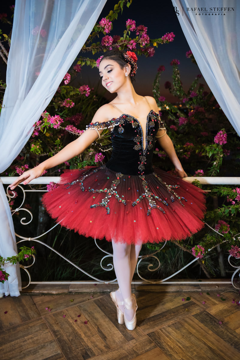Ensaio 15 Anos Bailarina Júlia com Roupa de Balé fotografado por Rafael Steffen Fotografia.