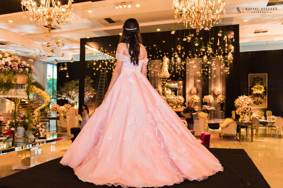 Foto da Festa de 15 Anos da Júlia realizada no Hípica Hall de Brasília fotografado por Rafael Steffen Fotografia.