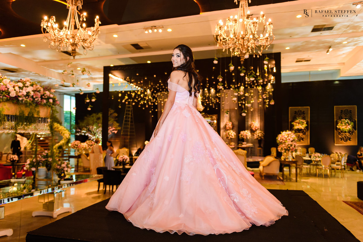 Vestido de 15 Anos da Júlia fotografado por Rafael Steffen Fotografia.