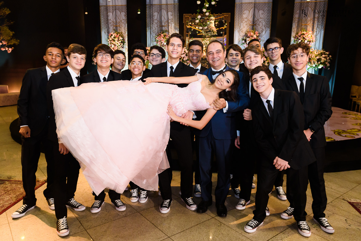 Foto dos 15 amigos que dançaram a valsa com a Júlia em sua festa de 15 Anos fotografado por Rafael Steffen Fotografia
