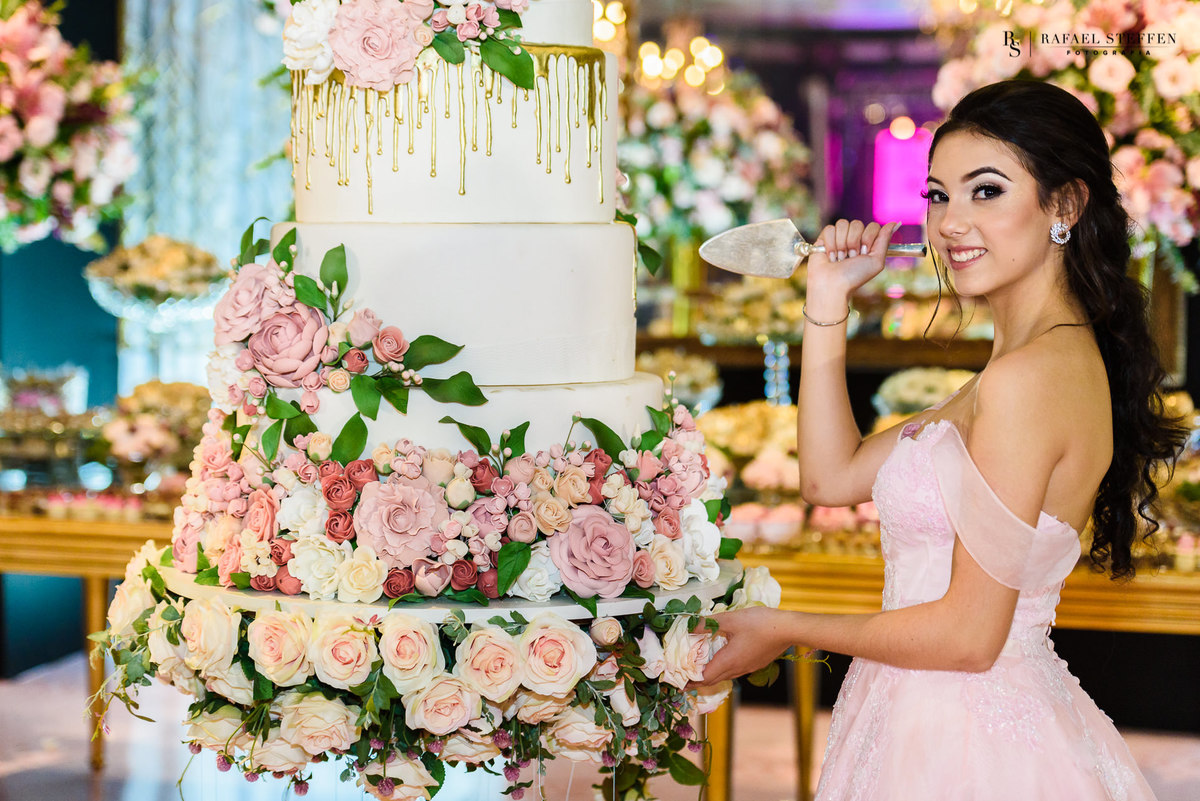 Bolo da festa de 15 Anos da Júlia no Hípica Hall de Brasília fotografado por Rafael Steffen Fotografia.
