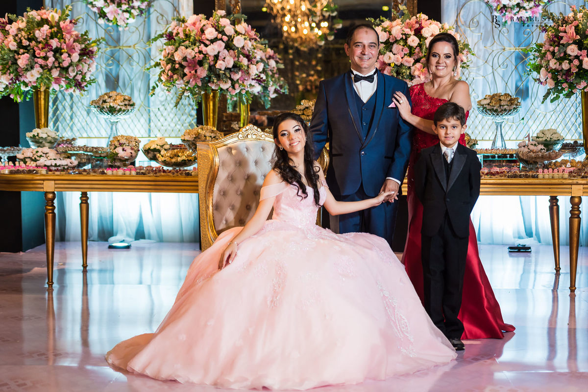 Foto da Júlia em sua festa de 15 Anos realizada no Hípica Hall de Brasília fotografada por Rafael Steffen Fotografia.