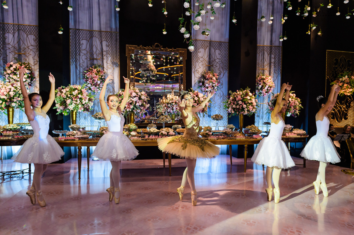 Apresentação do Balé na festa de 15 Anos da Júlia realizada no Hípica Hall de Brasília e fotografada por Rafael Steffen Fotografia.