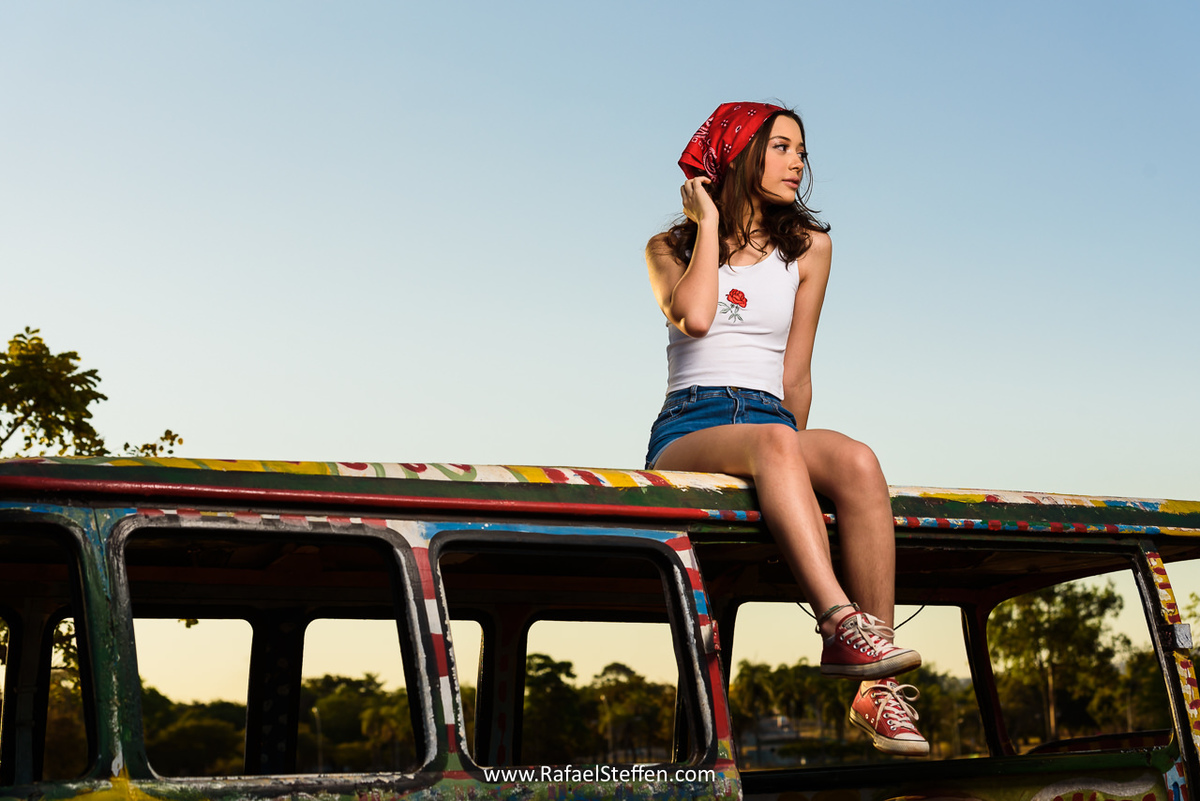 Ensaio de 15 Anos da Bruna sentada encima da Kombi estacionada na L4 Norte em frente a Universidade de Brasília DF. 
