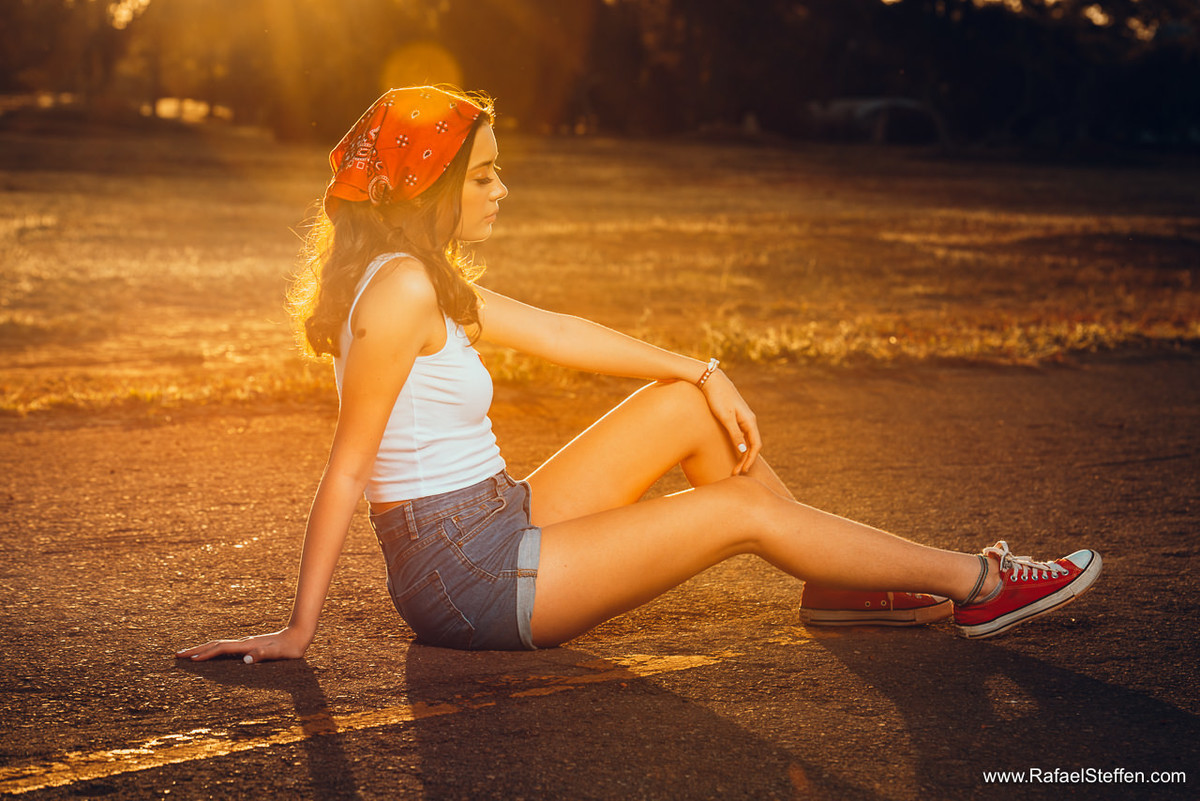 Ensaio de 15 Anos da Bruna realizado em frente a Universidade de Brasília fotografado durante um lindo pôr do sol.