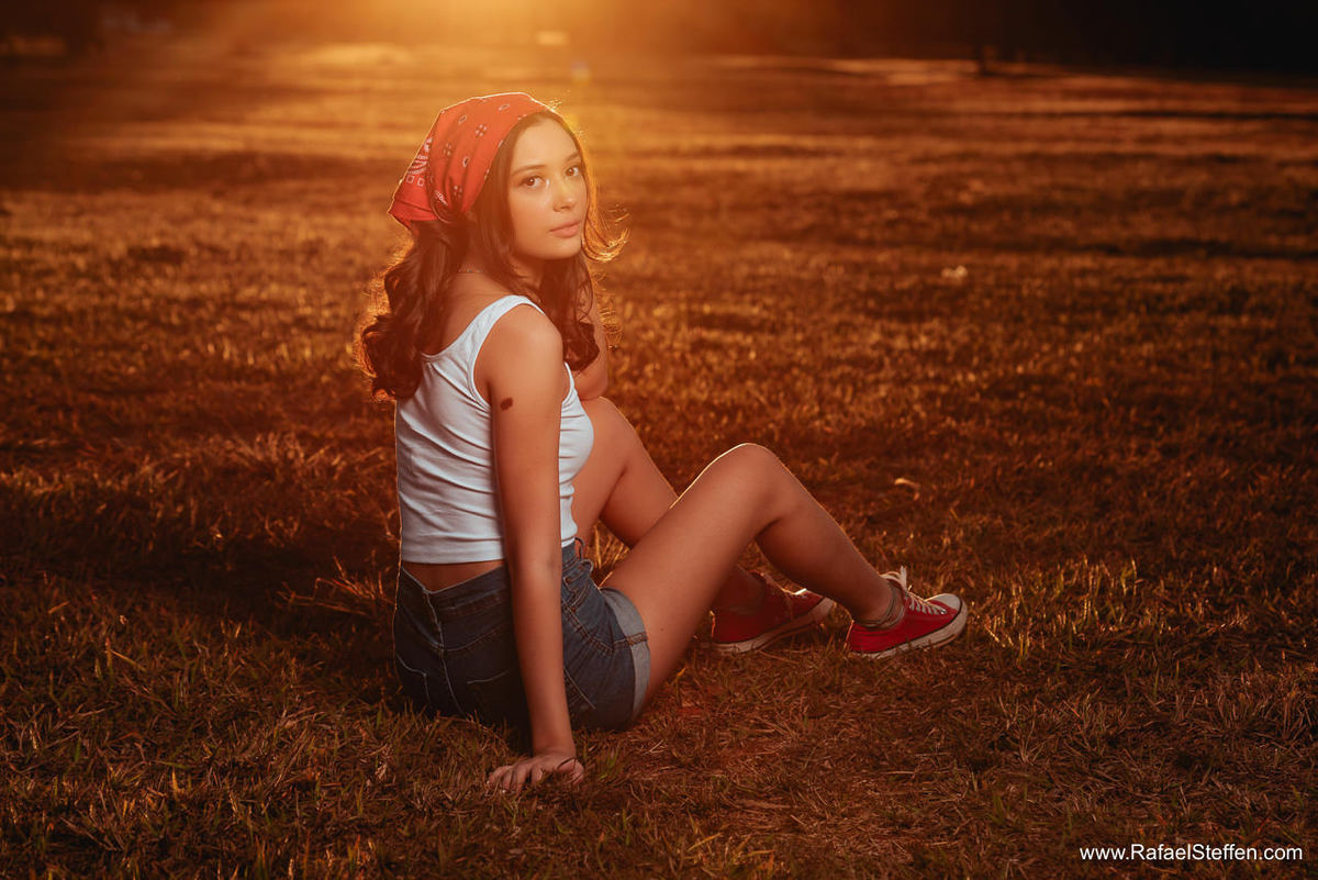 Ensaio de 15 anos da Bruna no gramado da Universidade de Brasília durante um lindo pôr do sol.