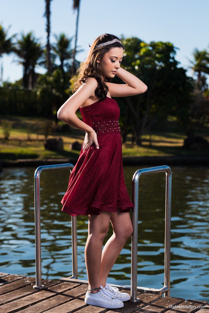 Ensaio de 15 Anos da Bruna sobre o deck de madeira em frente ao lago sul no estúdio Rafael Steffen Fotografia