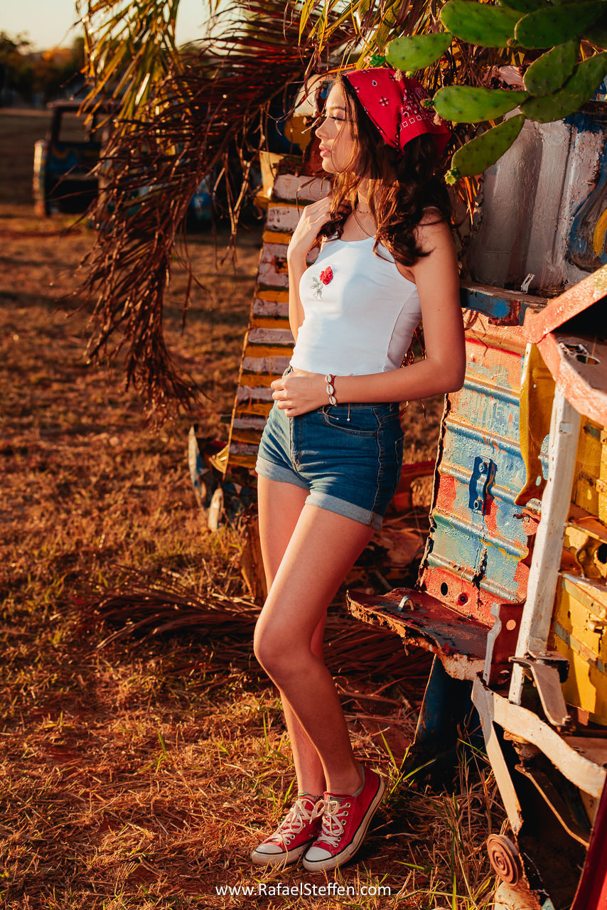 Ensaio de 15 Anos da Bruna em frente a Kombi estacionada na entrada da Universidade de Brasília no DF.