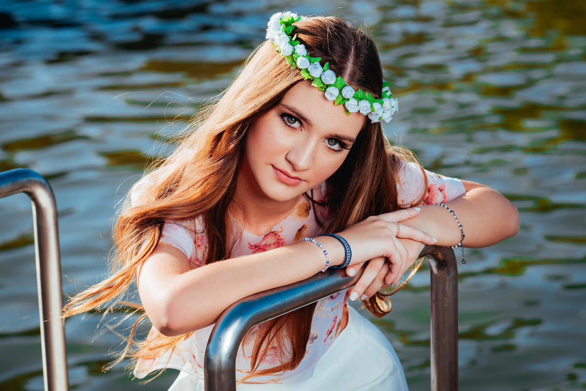 Ensaio de quinze anos da Ester sob a escada do Deck de Madeira que dá acesso ao Lago Sul em Brasília. 